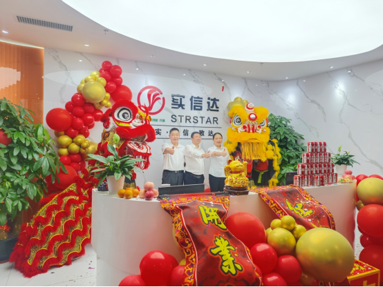 雄姿傲立天地间，百年传承满乾坤