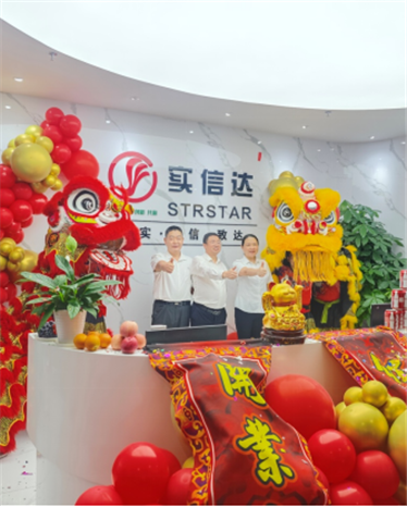 雄姿傲立天地间，百年传承满乾坤